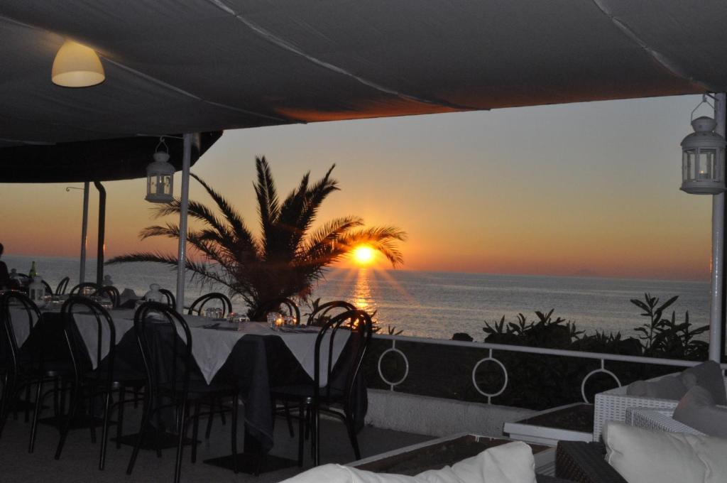 Hotel Ristorante La Scogliera - Nuova Gestione Piraino Extérieur photo
